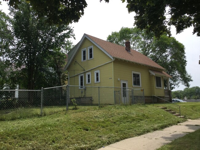 Building Photo - Roomy 3 Bedroom Single Family Home ( Frank...