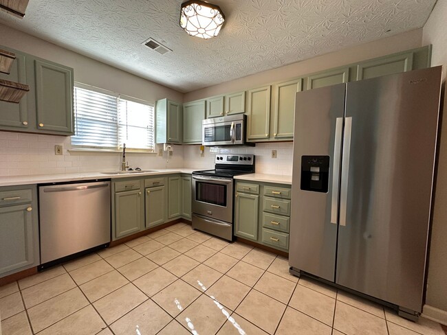 Building Photo - **COMING SOON!** Charming 3-BR, 2 Bath Home in South Lexington! Attached Garage, W/D