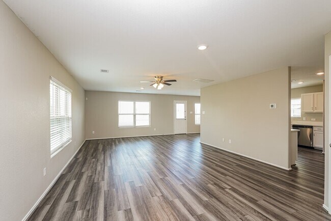 Foto del edificio - 8005 Wayside Village Way