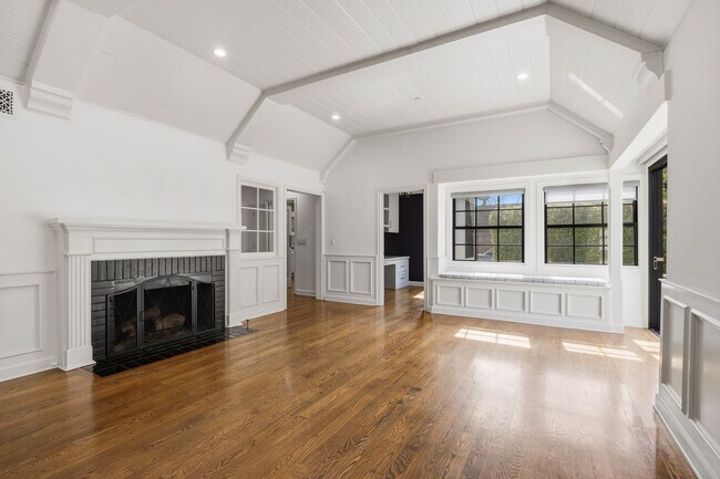 Foto del edificio - Beautiful Two-Story Burbank Home with Pool, Hardwood Floors & Guest House