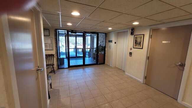 Foto del edificio - 4310 Dolphin Ave