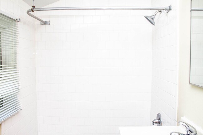 Foto del edificio - Townhouses Available Near UVA