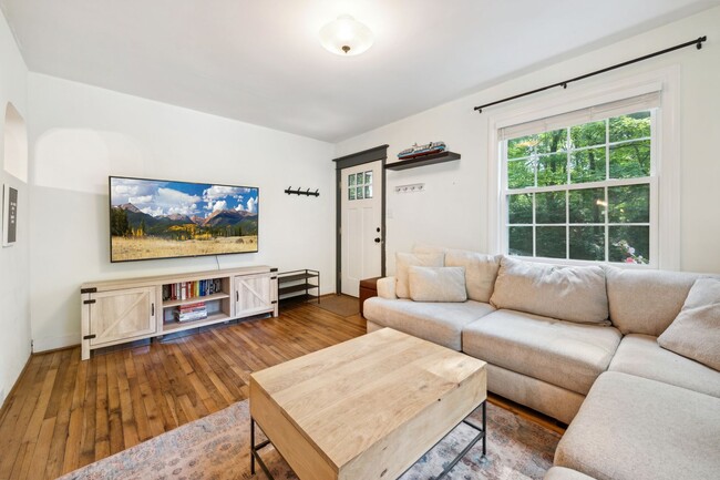 Foto del edificio - Available Early August! Beautiful 3-bedroo...