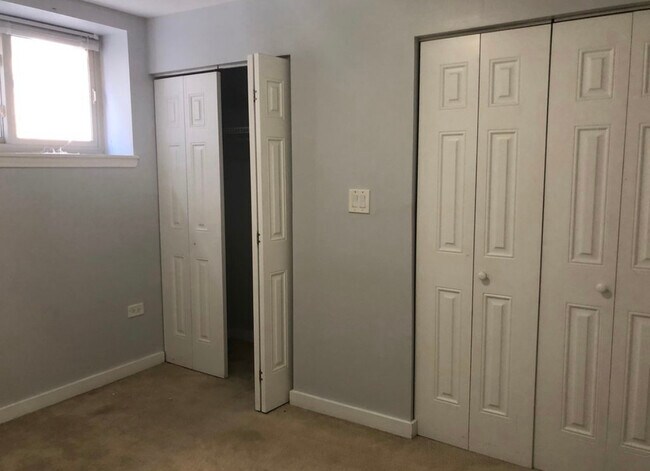 Building Photo - 2525 W Farragut Ave