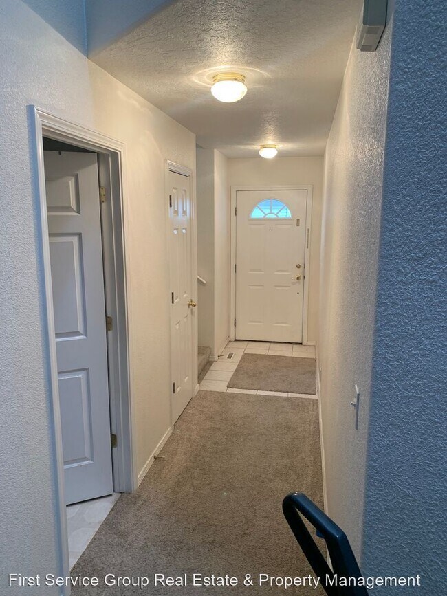 Building Photo - 2 br, 2.5 bath House - 4986 Hillcrest View...