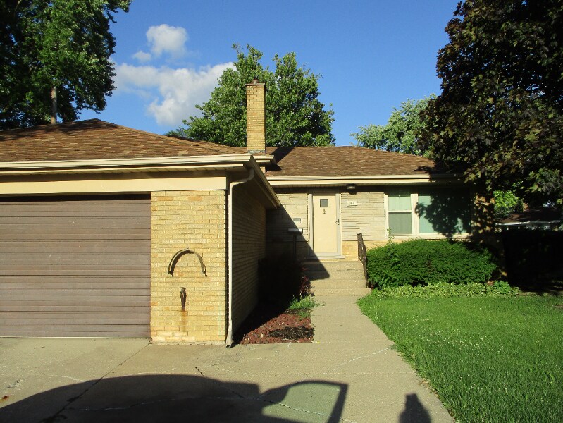 Primary Photo - 908 E 160th Pl