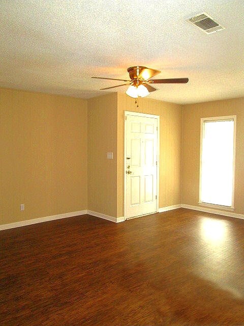 Building Photo - 2601 Colonial Dr