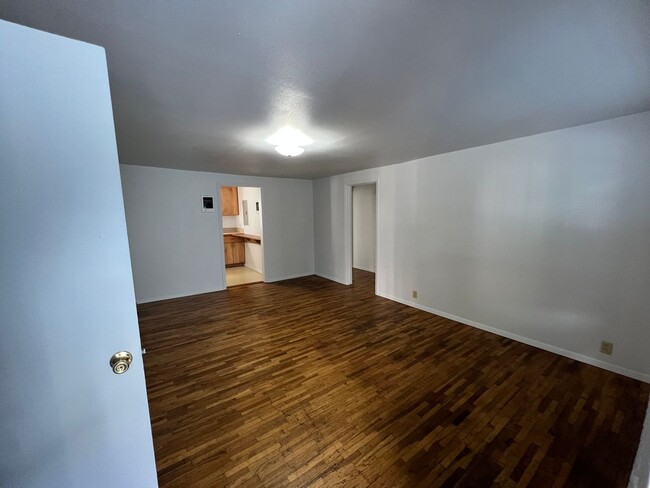 Foto del edificio - 3 Bedroom/ 1 Bath Detached Back Unit