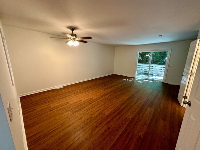 Photo - 2 BEDROOM/ 1.5 BATHROOM TOWNHOME-WALKING D...