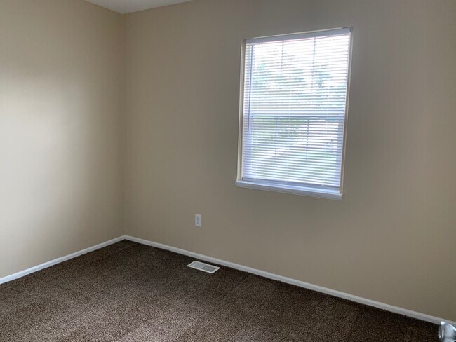 Building Photo - 4 Bedroom with Large Front Porch