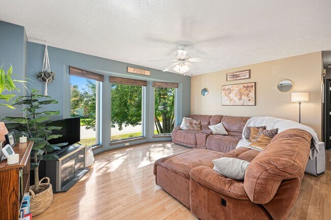 Foto del edificio - Spacious and Updated East Valley Split Lev...