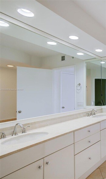 Foto del edificio - 765 Crandon Blvd