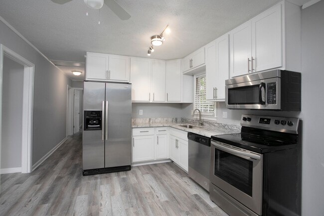 Building Photo - Charming 3 bed/2 bath home with Sunroom and Deck, minutes from Downtown Durham!