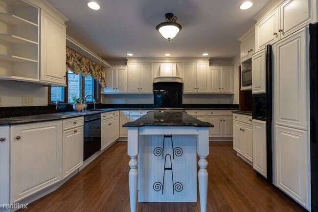 Building Photo - 4 br, 3.5 bath House - 18750 Beck Rd
