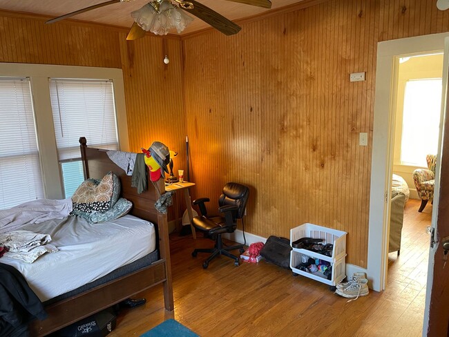 Foto del edificio - August Move In! 1 Bed, 1 Bath Garage Apartment near Downtown Bryan