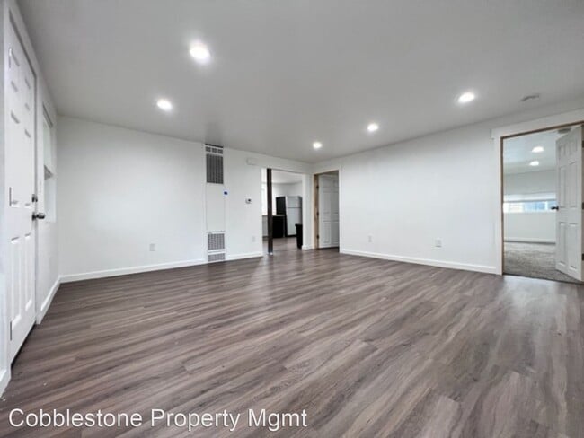 Building Photo - 2 br, 1 bath House - 213 E Chicago