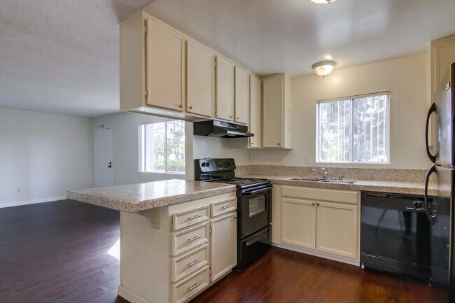 Foto del edificio - 3 Bed/ 2 Bath Clairemont Mesa