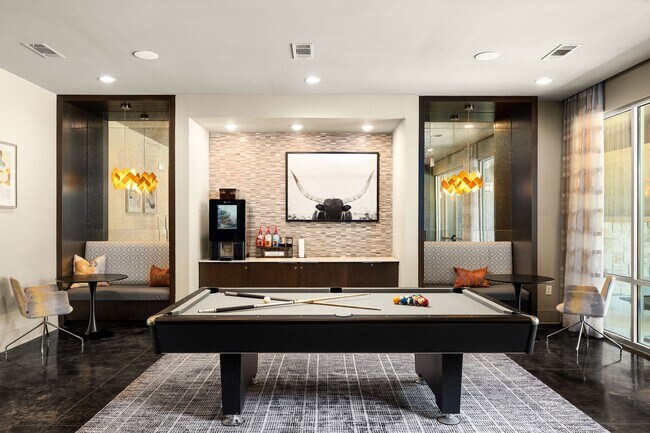 Sala de juegos para residentes con mesa de tejo y billar. - Bexley Wolf Ranch