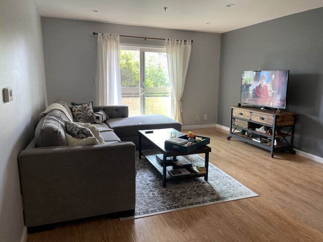 Building Photo - 64 N Mar Vista Ave