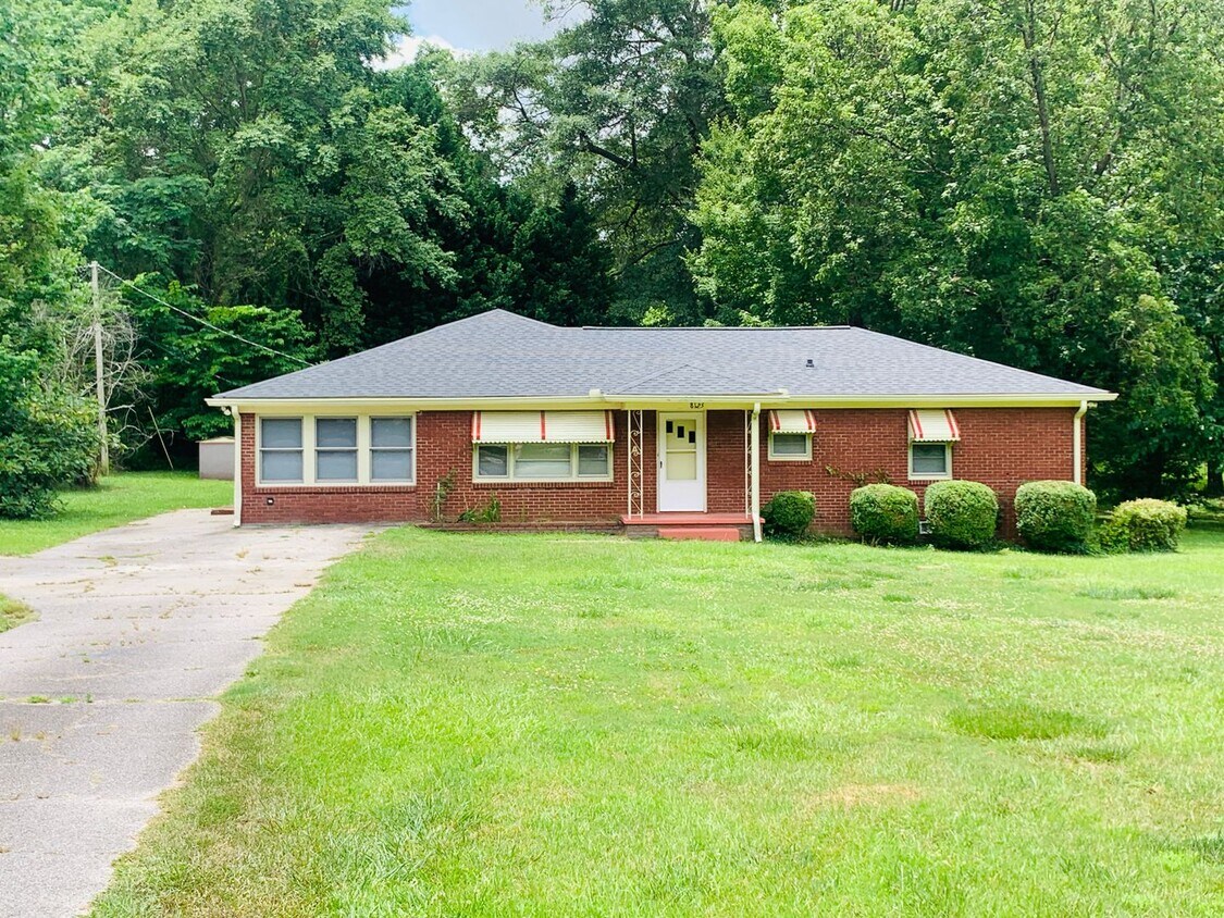 Primary Photo - Spacious 4 bedroom 2 bathroom home with to...
