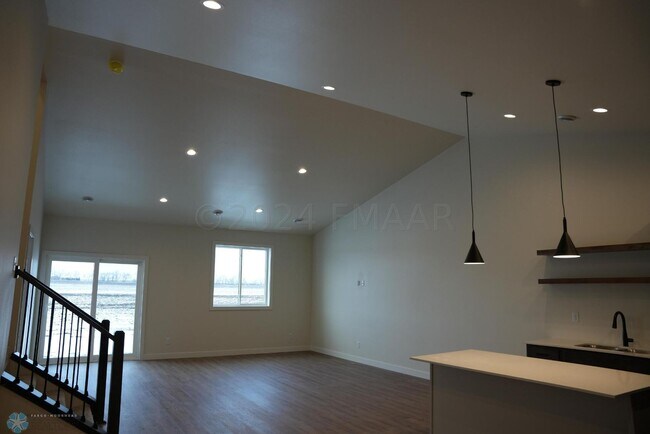 Foto del edificio - 3 bed 2 bath slab on grade Twinhome for rent