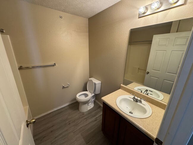 Foto del edificio - 2 bedroom 2 bath apartment at Clifton Heig...