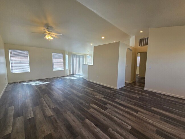 Foto del edificio - Upgraded 3 Bedroom 2 Bath Home In Fernley