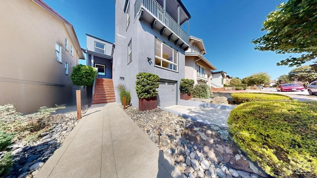 Foto del edificio - Charming, Renovated 3BR + Sunroom / 3.5 BA...