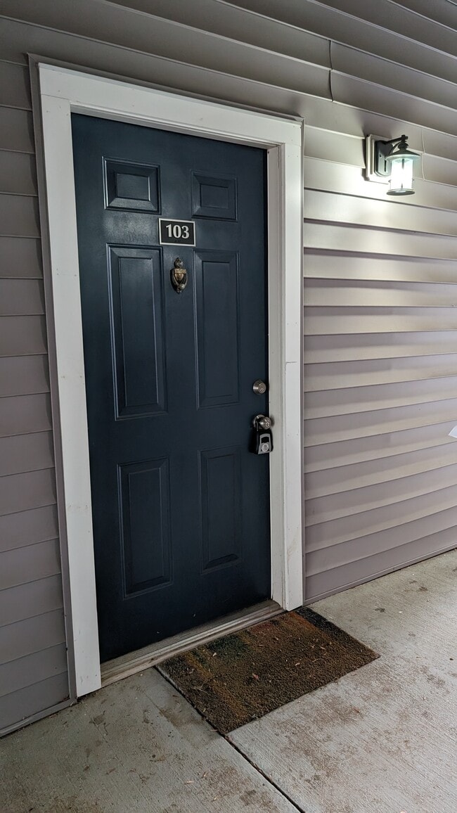 First floor entrance - 46602 Ellicott Sq Apartment