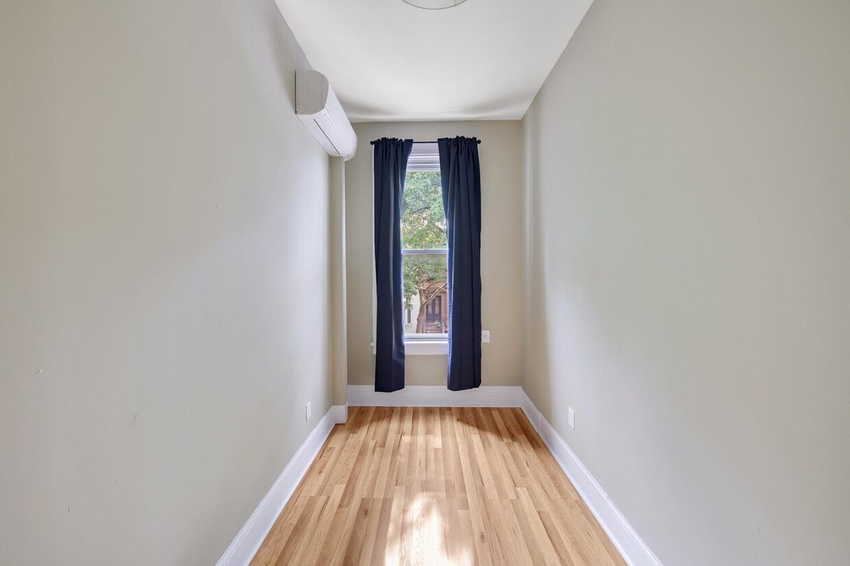 Primary Photo - Full room in 6-bed/2.0-bath Home