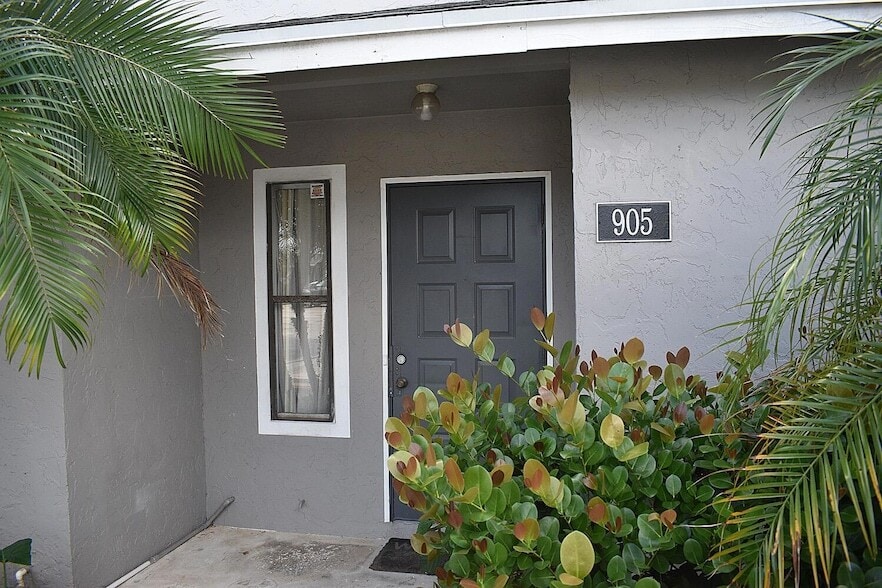 Primary Photo - 905 Riverside Dr