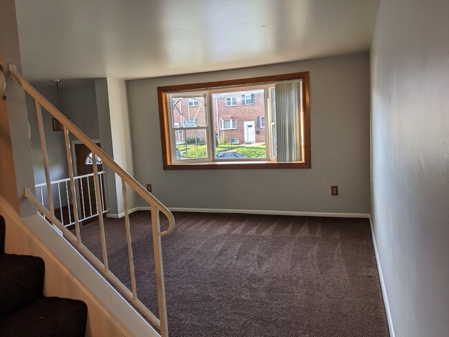 Building Photo - 985 Regina Dr
