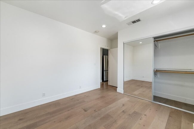 Building Photo - 562 1/2 N Commonwealth-