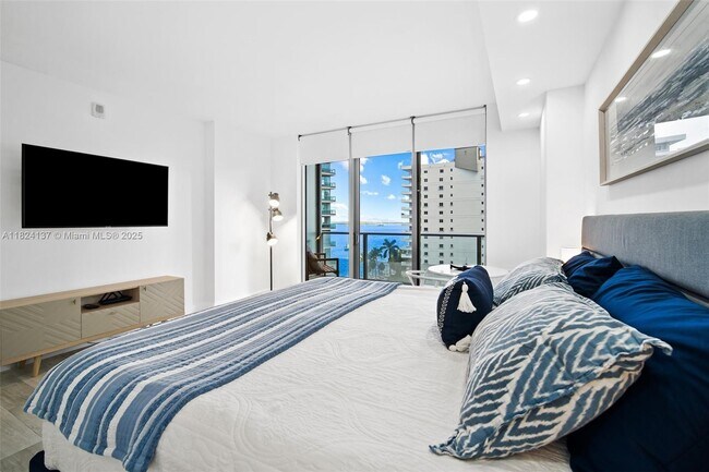 Building Photo - 1300 Brickell Bay Dr