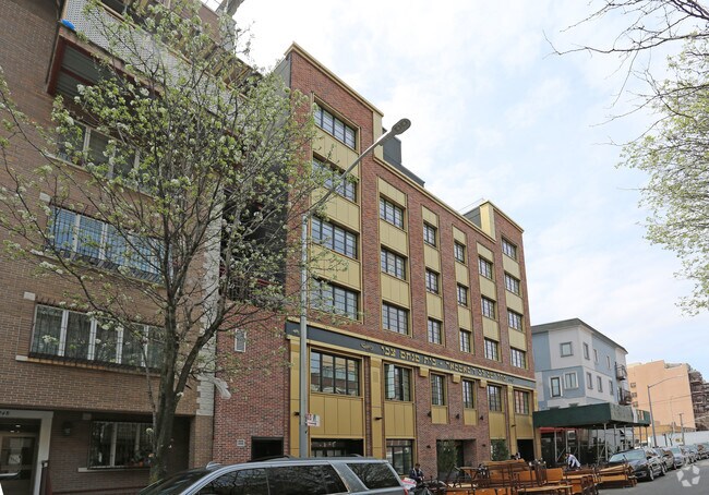 Building Photo - 242 Wallabout St