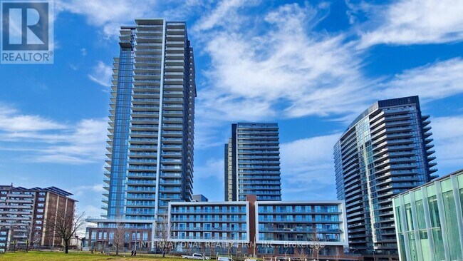 Photo du bâtiment - 32 Forest Manor Rd