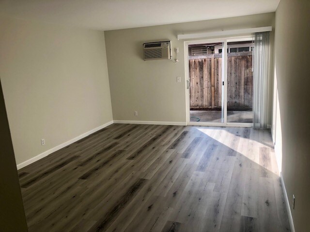 Sala de estar con acceso al patio - 16181 Ganges Lane #2, Huntington Beach, CA 92647