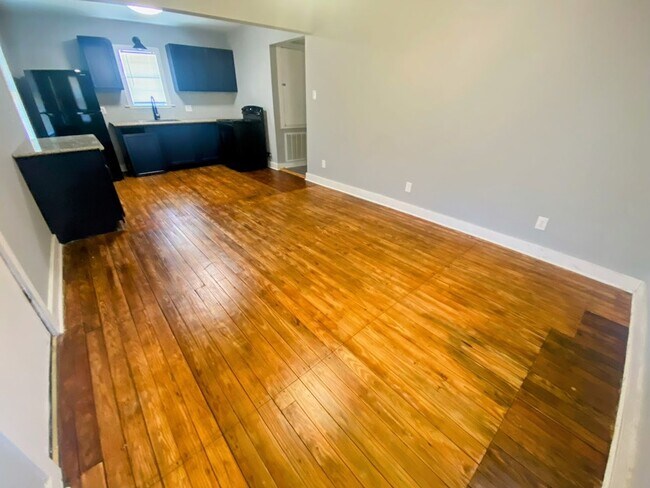 Foto del edificio - Charming Downtown Living: Half Off First M...