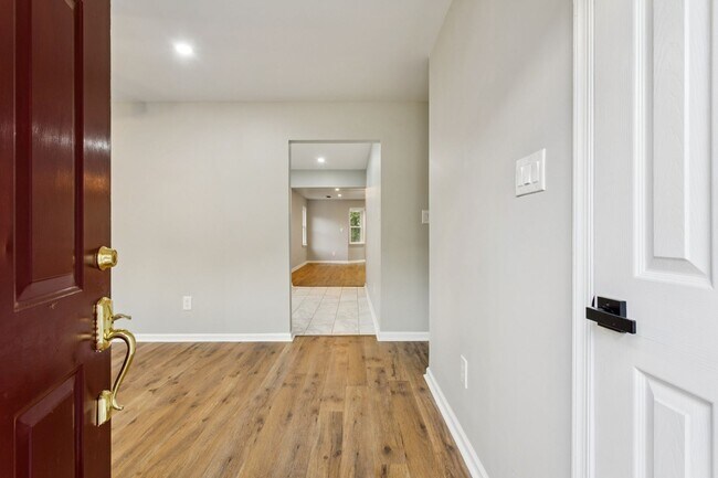 Foto del edificio - Updated Four bedroom, two full bathroom home