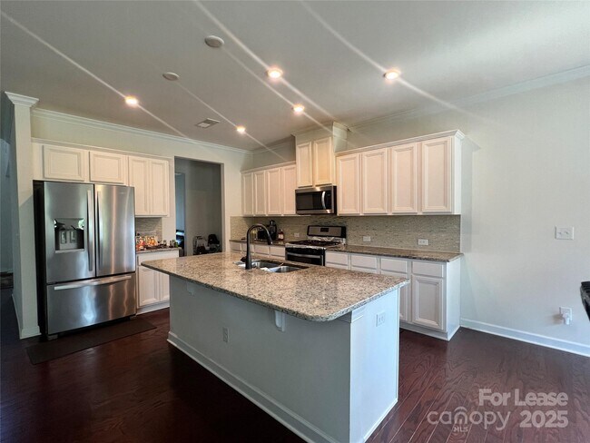 Foto del edificio - 8411 Flint Hill Dr