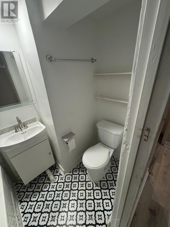 Photo du bâtiment - 246 John Garland Blvd