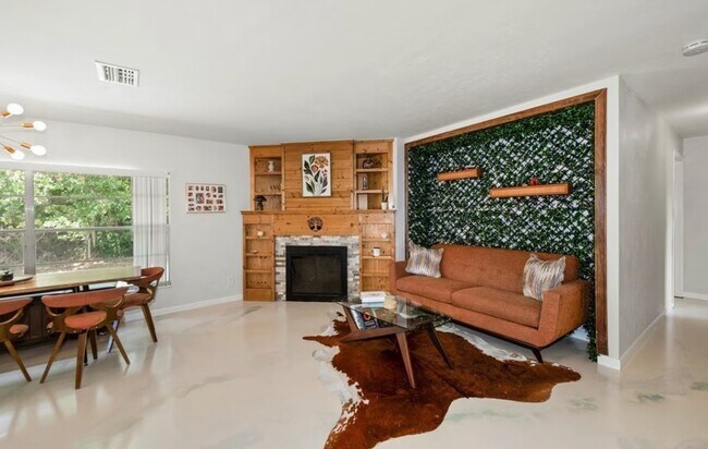 Building Photo - 2431 N Westwood Dr