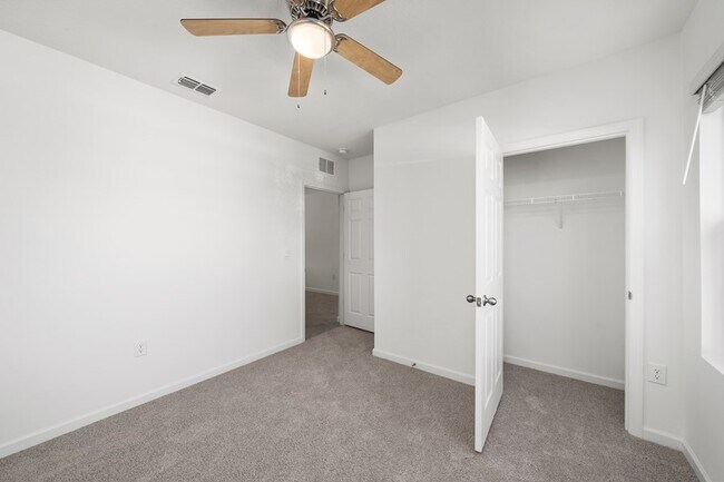 Building Photo - 4 Bedroom waterfront Rental