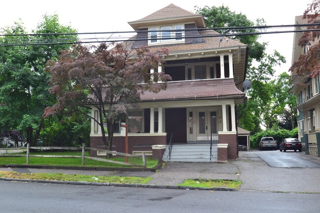 Foto del edificio - 683 Maplewood Ave