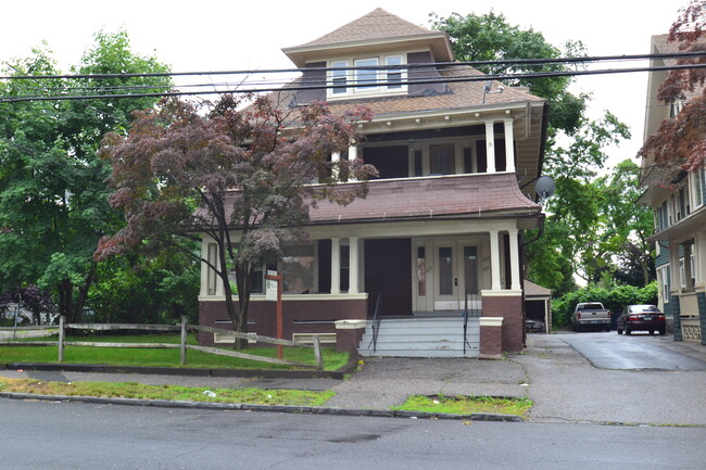 Building Photo - 683 Maplewood Ave