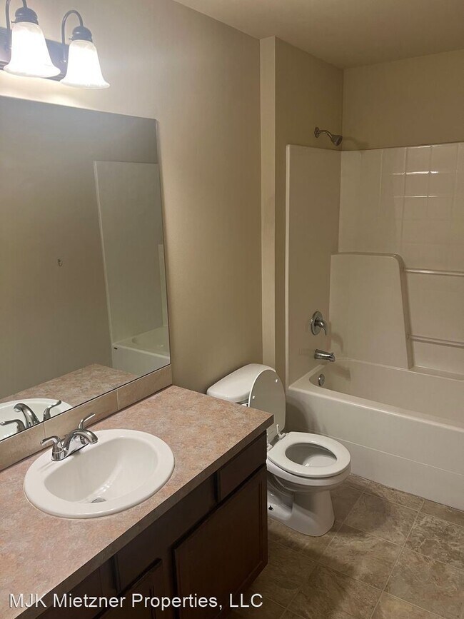 Building Photo - 4 br, 2.5 bath House - 319 198th St. SW