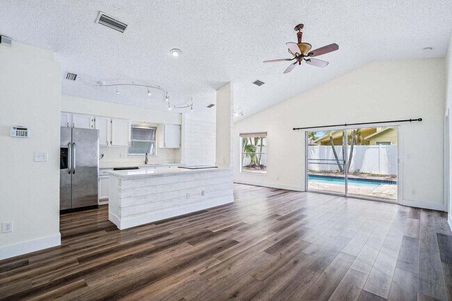 Building Photo - 6321 Pompano St