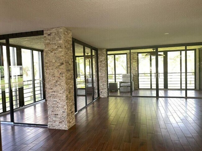 Building Photo - 7582 Regency Lake Dr