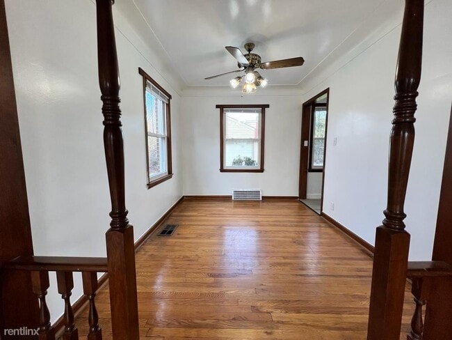 Building Photo - 2 br, 1 bath Duplex - 18463 Outer Dr 18463...