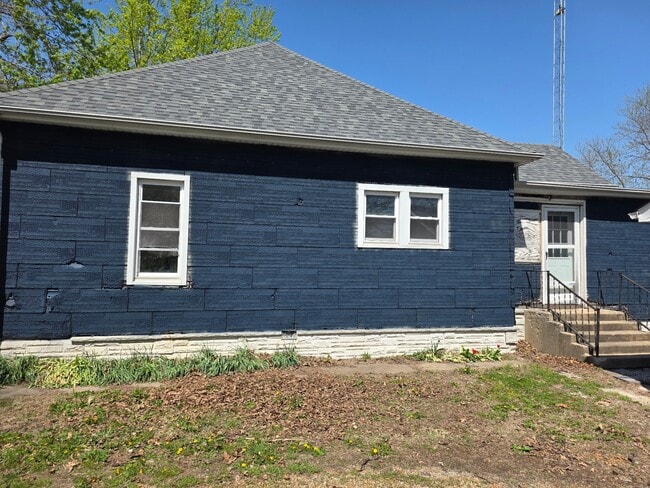 Building Photo - 207 N 1st St